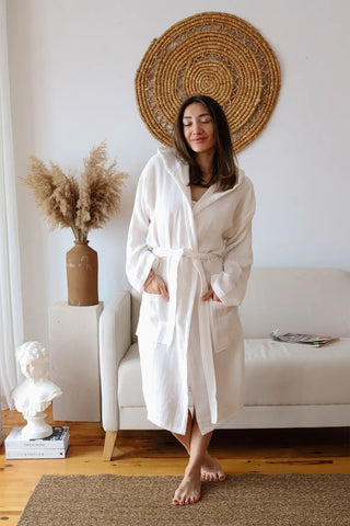 White 2-layer muslin hooded bathrobe hood up front full. Handwoven Turkish cotton Denizli, OEKO-TEX. Vivamaison.
