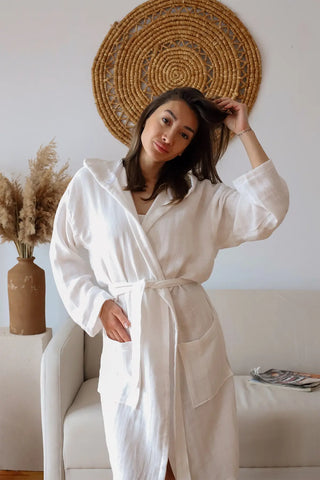 White 2-layer muslin hooded bathrobe hood up front. Handwoven Turkish cotton Denizli, OEKO-TEX. Vivamaison.