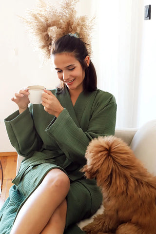 Dark green 4-layer muslin kimono bathrobe side lifestyle. Handwoven Turkish cotton Denizli, OEKO-TEX. Vivamaison.