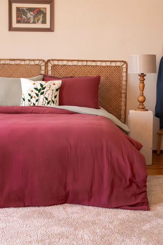 Burgundy Ecru reversible double-sided 4-layer muslin duvet cover bedroom lifestyle. Handwoven Denizli, OEKO-TEX. Vivamaison.