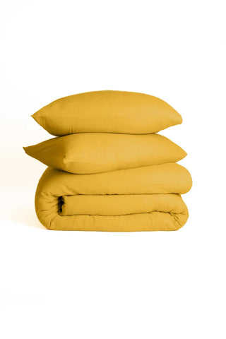 Mustard handwoven soft muslin Turkish cotton plain duvet cover styled bed. Long-staple Denizli, OEKO-TEX. Vivamaison.