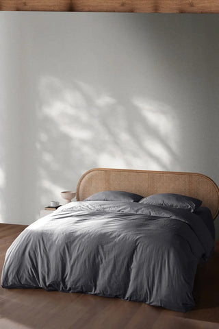 Anthracite handwoven stonewashed Turkish cotton duvet cover detail. Vintage-soft Denizli, OEKO-TEX. Vivamaison.
