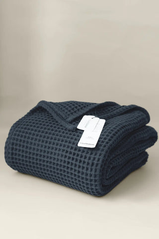 Anthracite handwoven Turkish cotton waffle weave bedspread front full. 350 GSM Denizli, OEKO-TEX. Vivamaison.