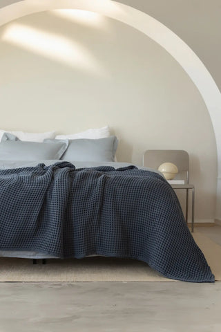 Anthracite handwoven Turkish cotton waffle weave bedspread lifestyle. 350 GSM Denizli, OEKO-TEX. Vivamaison.