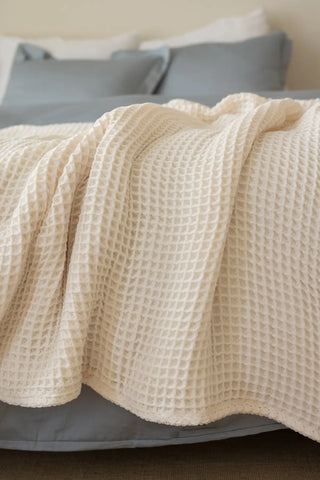 Natural handwoven Turkish cotton waffle weave bedspread folded flat lay. 350 GSM Denizli, OEKO-TEX. Vivamaison.