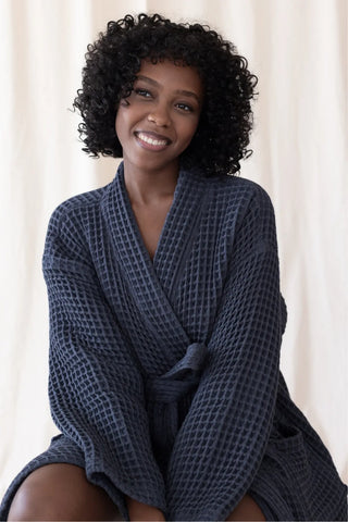 Anthracite handwoven Turkish cotton waffle kimono bathrobe alternate view. Denizli, OEKO-TEX. Vivamaison.