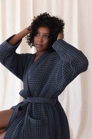 Anthracite handwoven Turkish cotton waffle kimono bathrobe back view. Denizli, OEKO-TEX. Vivamaison.