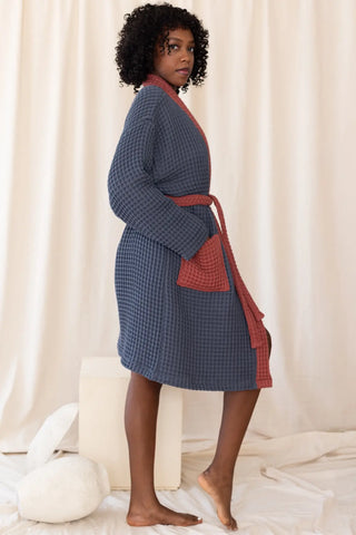 Anthracite Burgundy handwoven waffle two-tone kimono bathrobe back standing. Handwoven Denizli, OEKO-TEX. Vivamaison.